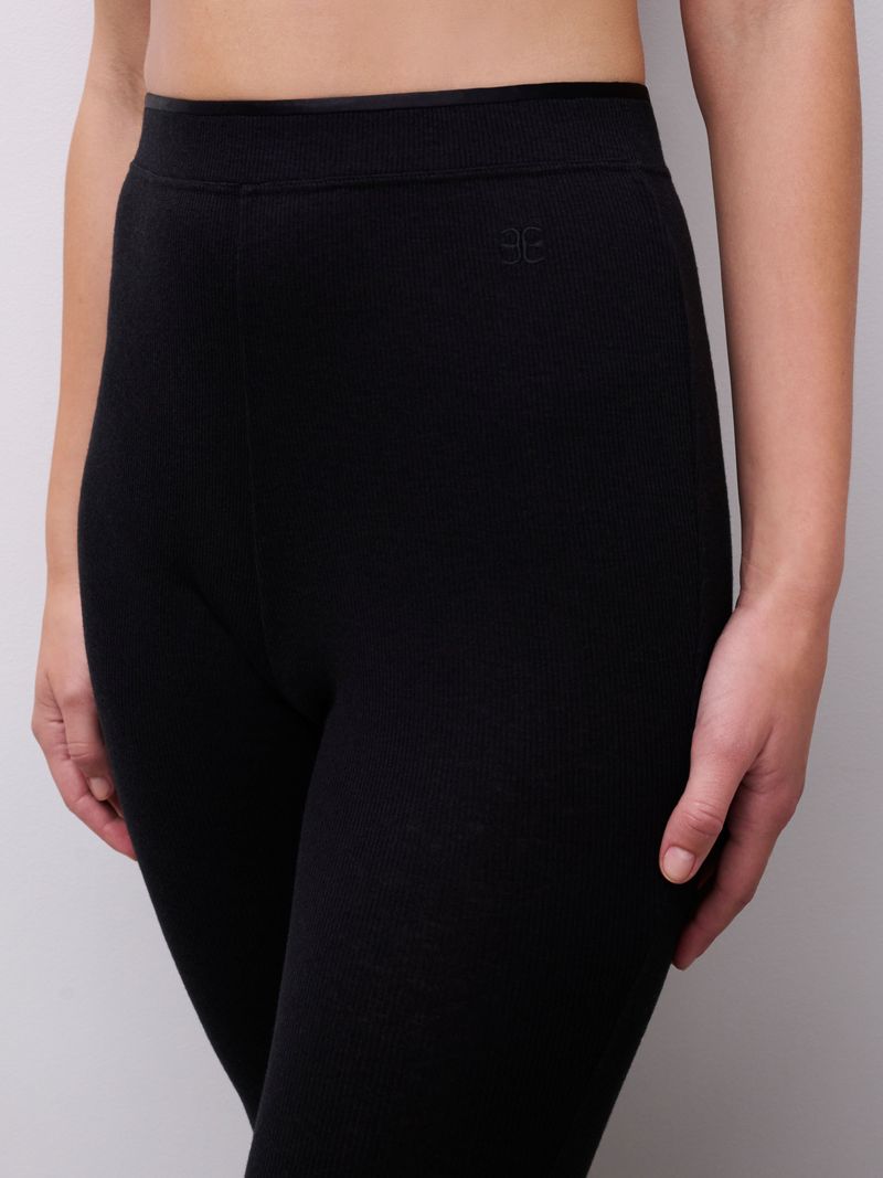 C1B8E3 Warm Radiance Black 011
