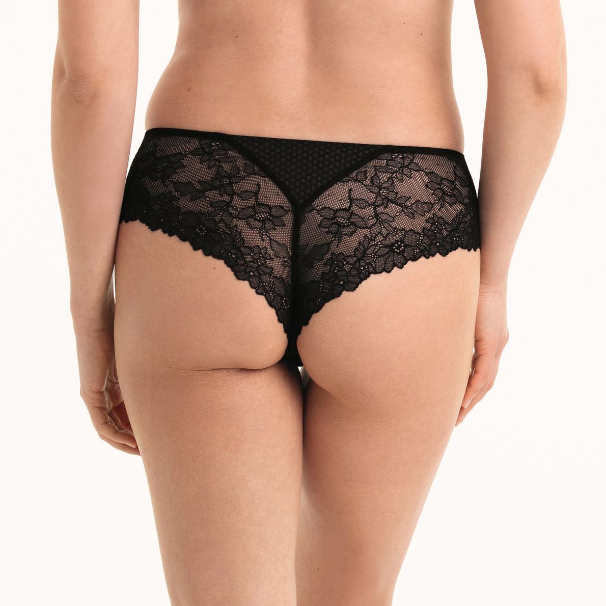 1394 Eloise Black 001