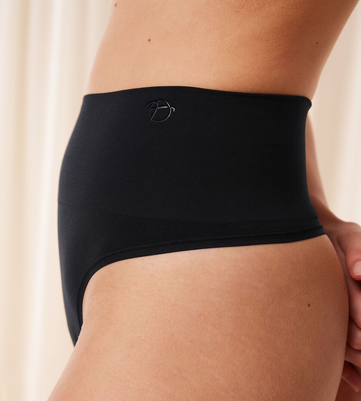 Triumph Soft Sculpt Bandeau String Black 0004
