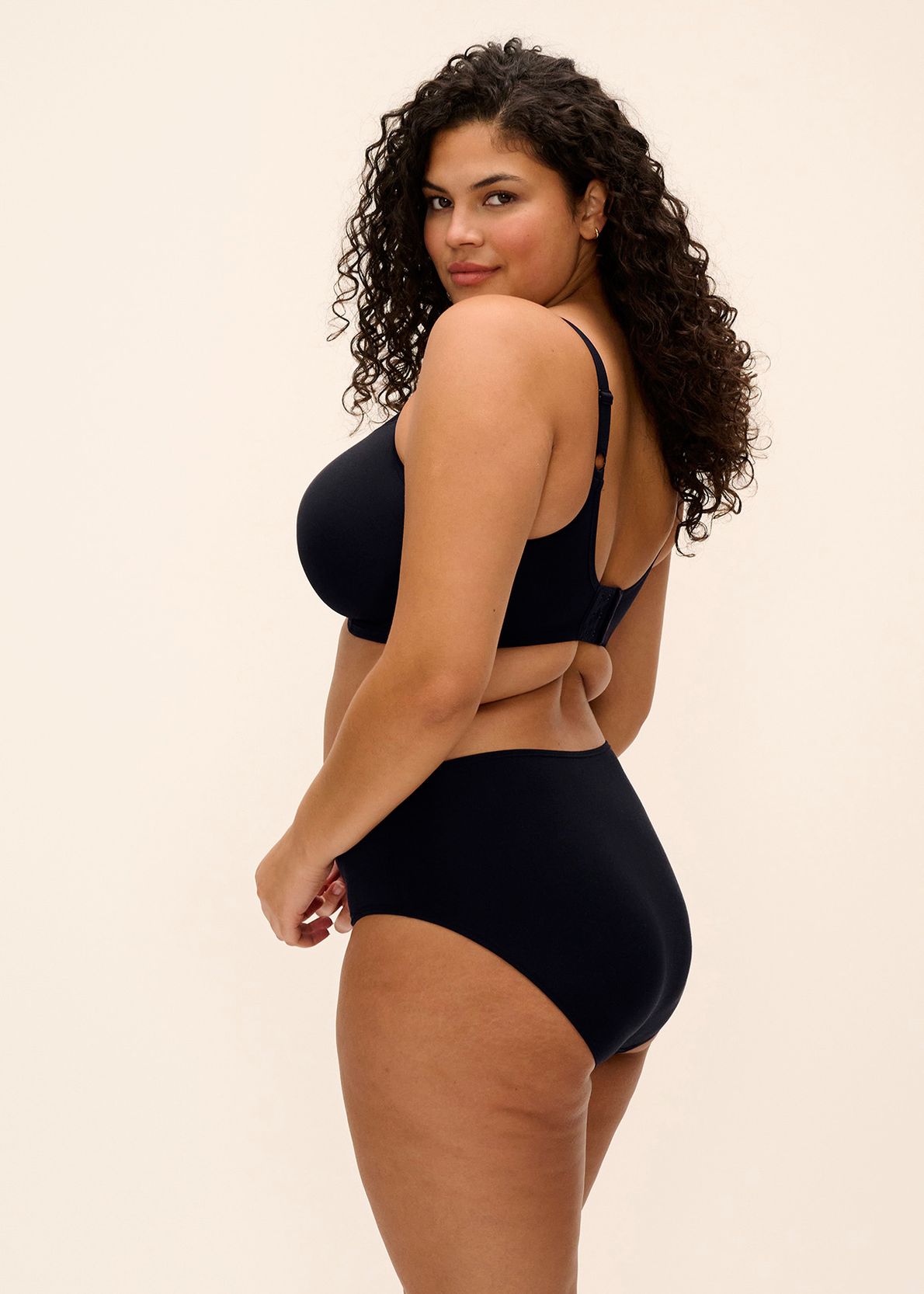 El4301 Smooth Uw Moulded Non Padded Bra Black