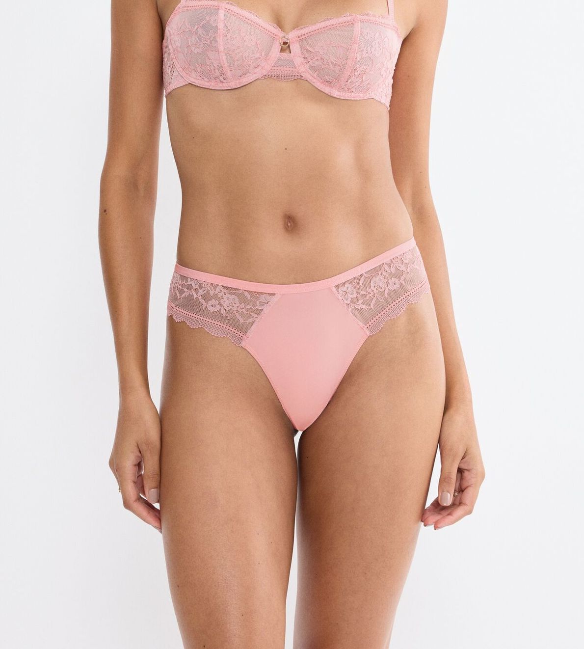 Comfort Allure String Strawberry Cream 1539