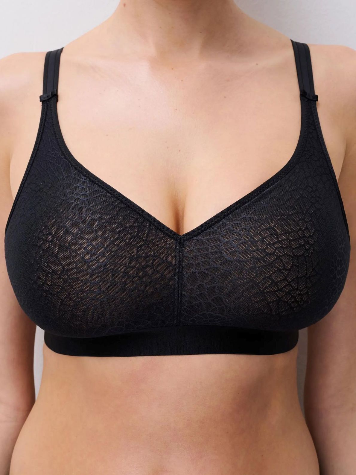 C18920 C Magnifique Black 011